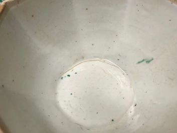 Une paire de bols couverts en porcelaine de Chine de style Bencharong pour le march&eacute; thai, 19&egrave;me